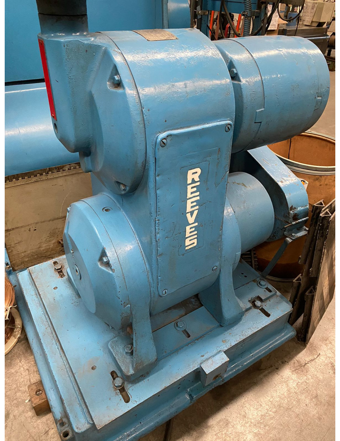 Máquina mecánica enrolladora de alambre.